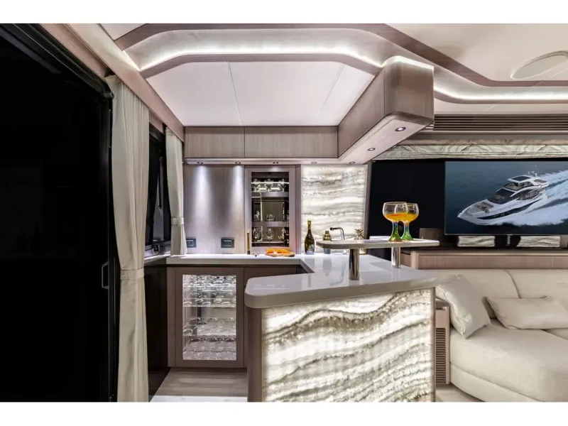 Slide: The Image of Galeon 800 FLY 2026 - 16