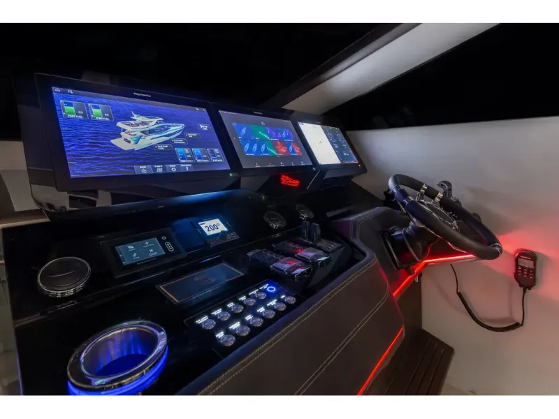 Slide: The Image of Galeon 800 FLY 2026 - 19