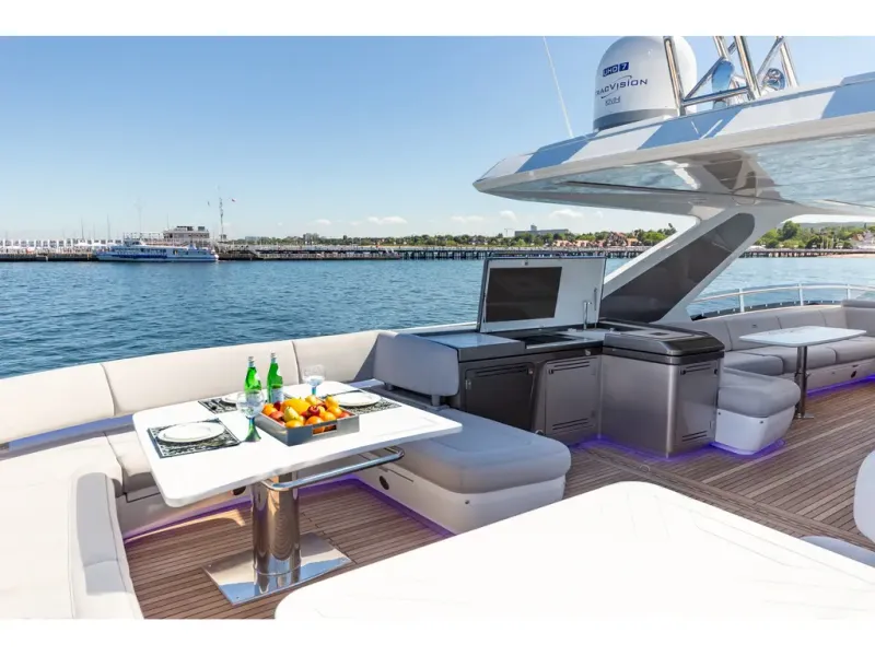 Slide: The Image of Galeon 800 FLY 2026 - 5
