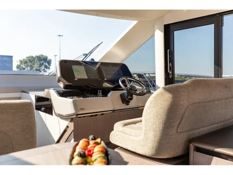Slide: The Image of Galeon 560 FLY 2026 - 22