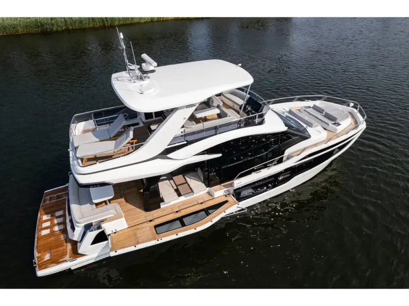 Slide: The Image of Galeon 560 FLY 2026 - 3