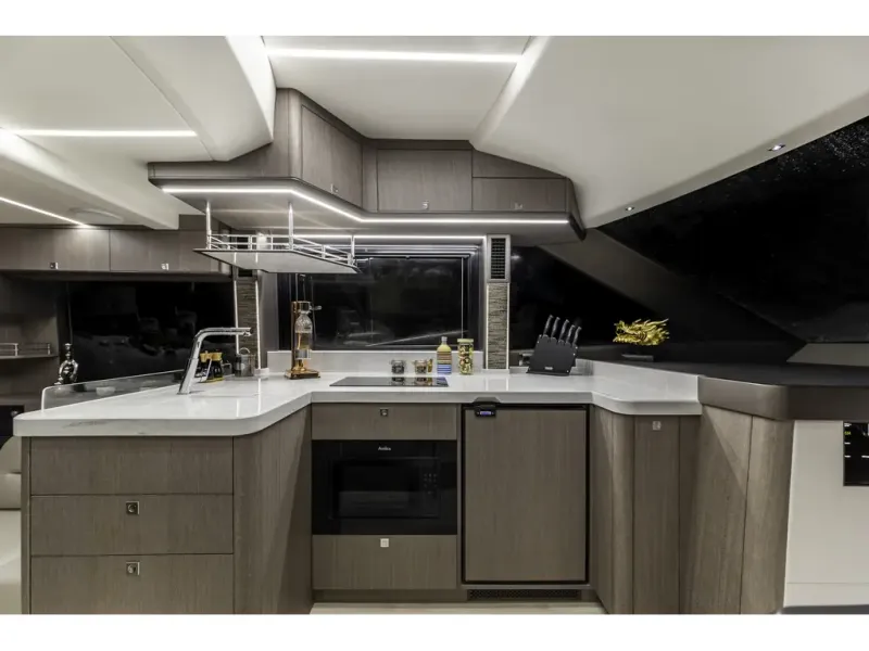 Slide: The Image of Galeon 440 FLY 2026 - 15