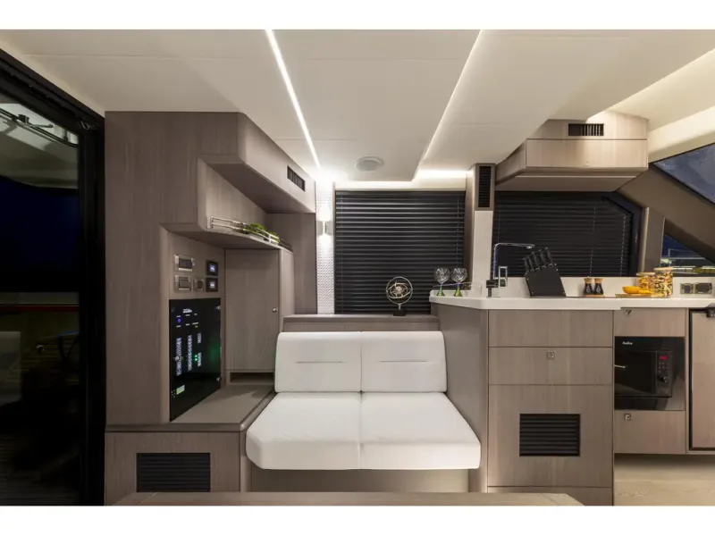 Slide: The Image of Galeon 400 FLY 2026 - 11