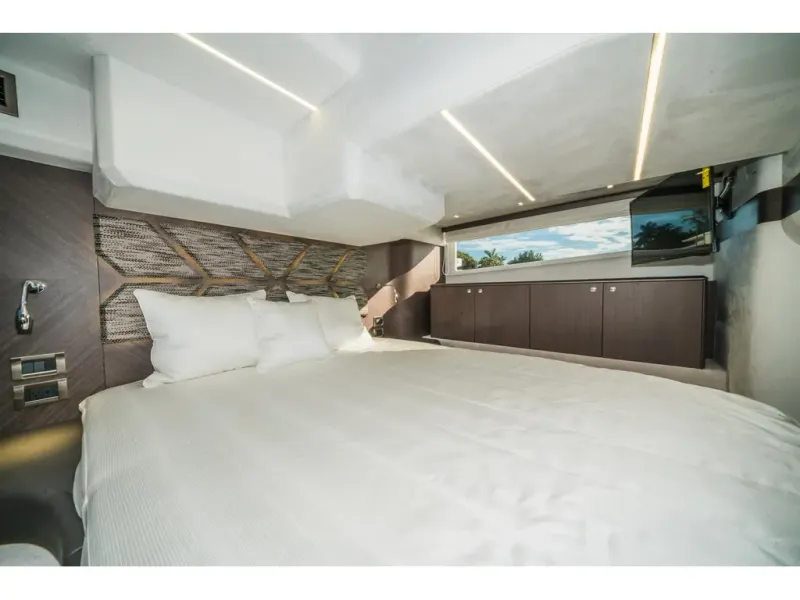 Slide: The Image of Galeon 400 FLY 2026 - 25