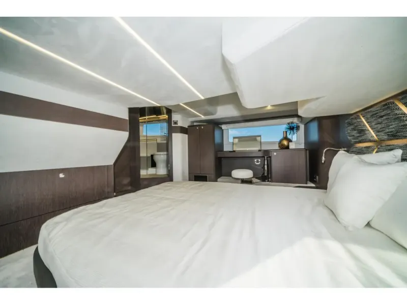 Slide: The Image of Galeon 400 FLY 2026 - 26