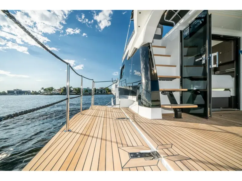 Slide: The Image of Galeon 400 FLY 2026 - 32