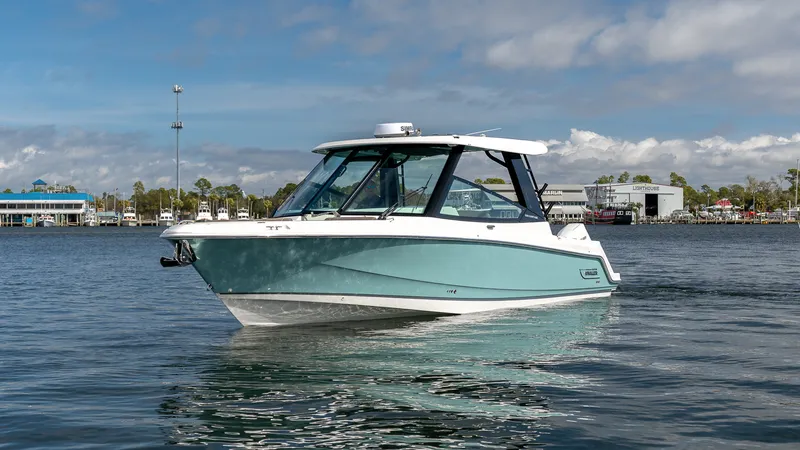 Slide: The Image of Boston Whaler 330 Vantage 2026 - 10