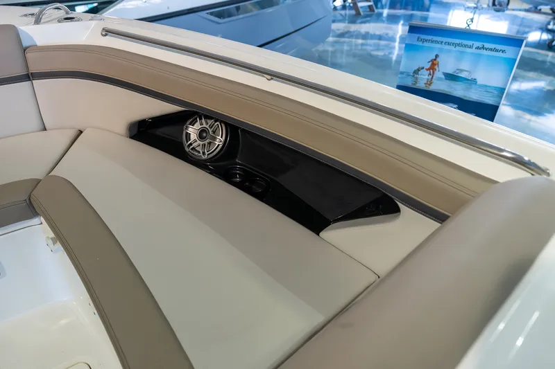 Slide: The Image of Boston Whaler 330 Vantage 2026 - 19