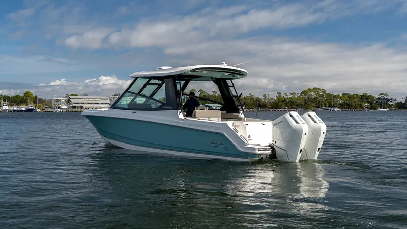 Slide: The Image of Boston Whaler 330 Vantage 2026 - 2