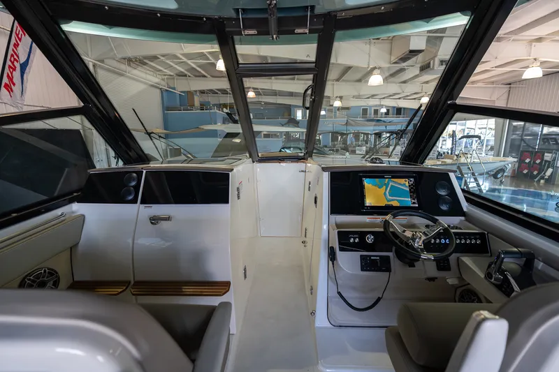 Slide: The Image of Boston Whaler 330 Vantage 2026 - 22
