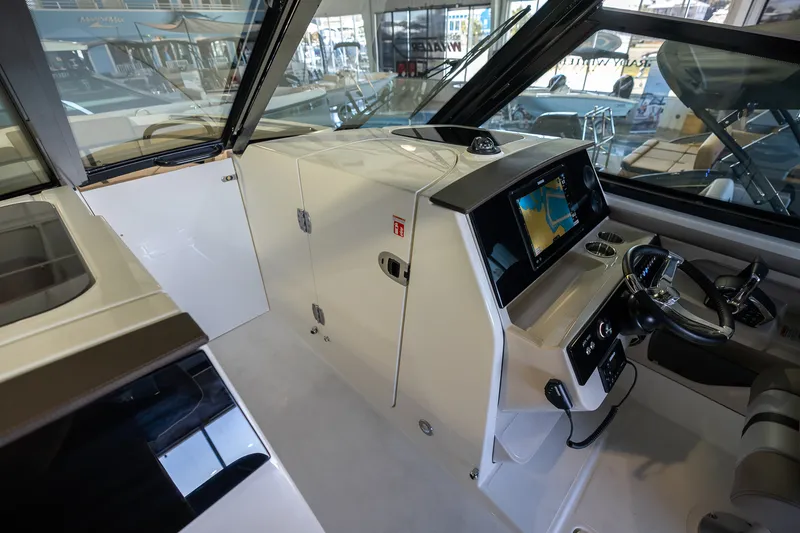 Slide: The Image of Boston Whaler 330 Vantage 2026 - 26