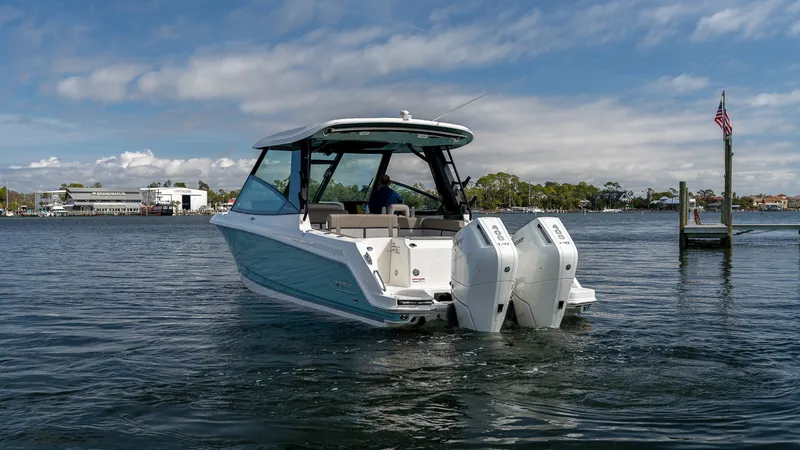 Slide: The Image of Boston Whaler 330 Vantage 2026 - 3