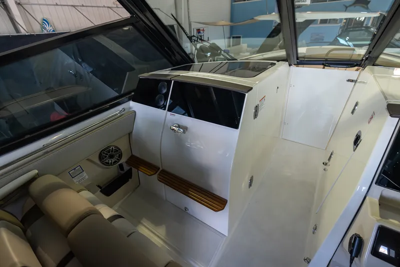 Slide: The Image of Boston Whaler 330 Vantage 2026 - 31