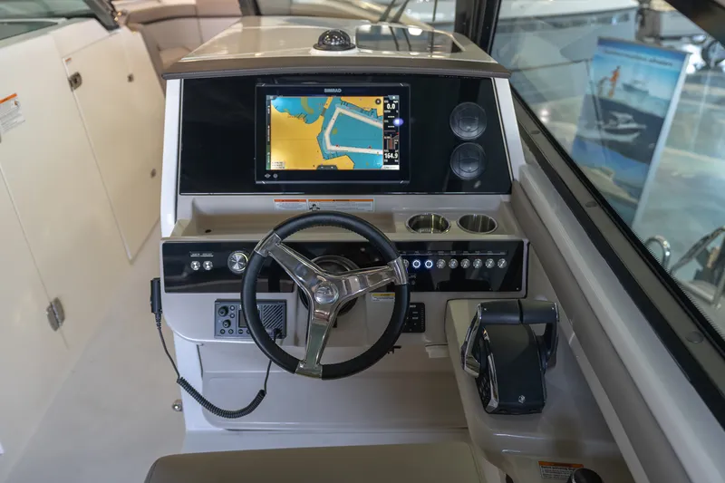 Slide: The Image of Boston Whaler 330 Vantage 2026 - 35