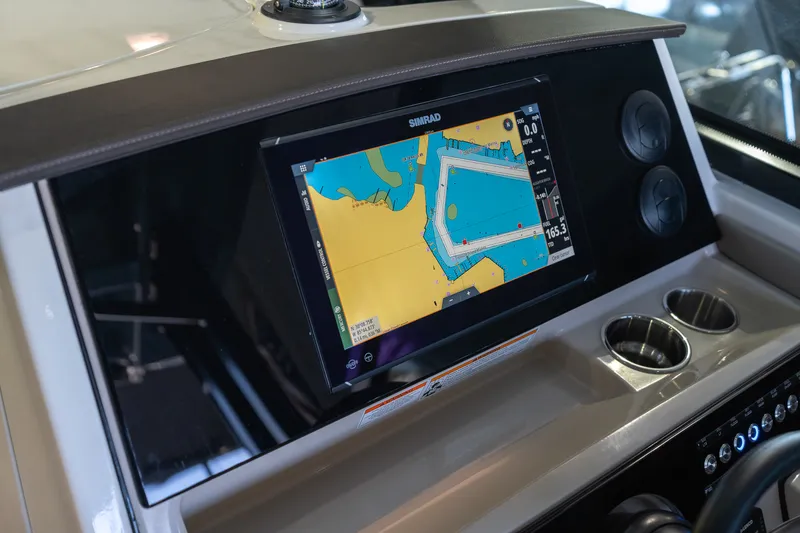 Slide: The Image of Boston Whaler 330 Vantage 2026 - 36