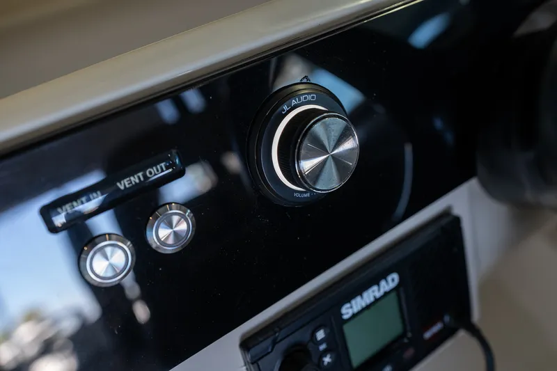 Slide: The Image of Boston Whaler 330 Vantage 2026 - 38