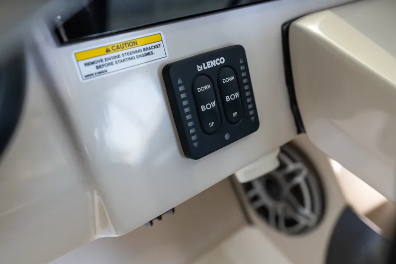 Slide: The Image of Boston Whaler 330 Vantage 2026 - 40