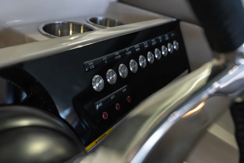 Slide: The Image of Boston Whaler 330 Vantage 2026 - 41