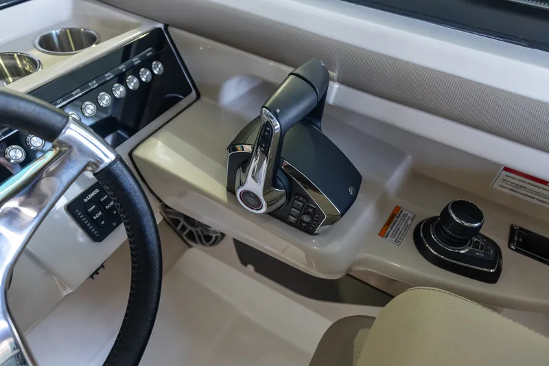 Slide: The Image of Boston Whaler 330 Vantage 2026 - 42