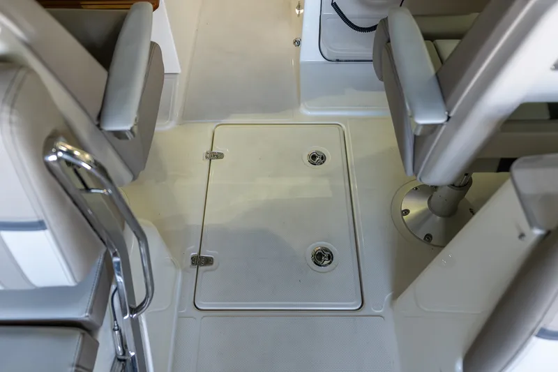 Slide: The Image of Boston Whaler 330 Vantage 2026 - 45