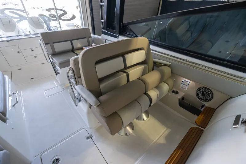 Slide: The Image of Boston Whaler 330 Vantage 2026 - 46