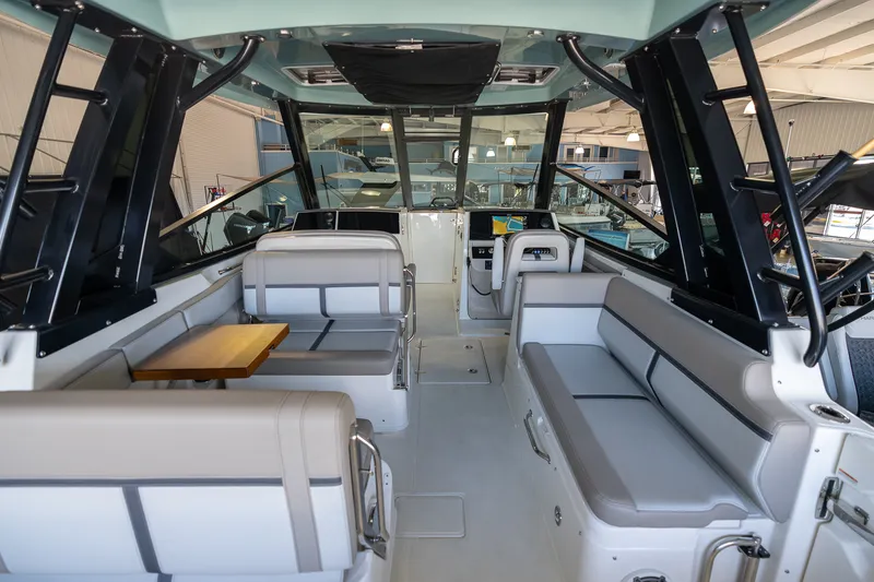 Slide: The Image of Boston Whaler 330 Vantage 2026 - 48
