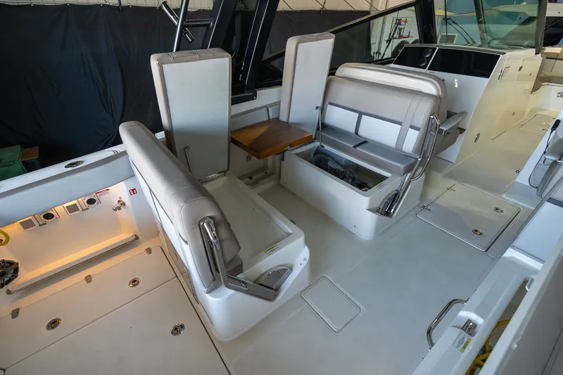 Slide: The Image of Boston Whaler 330 Vantage 2026 - 50