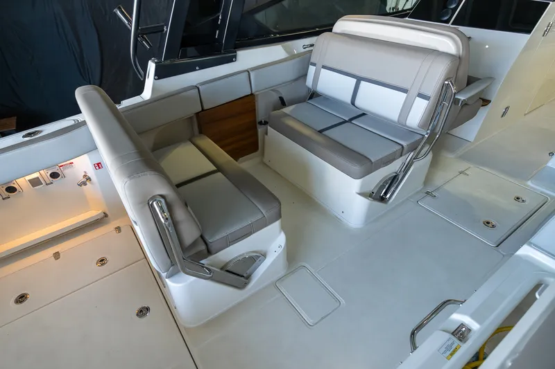 Slide: The Image of Boston Whaler 330 Vantage 2026 - 51