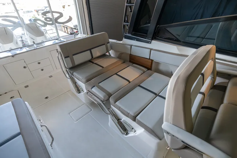 Slide: The Image of Boston Whaler 330 Vantage 2026 - 53
