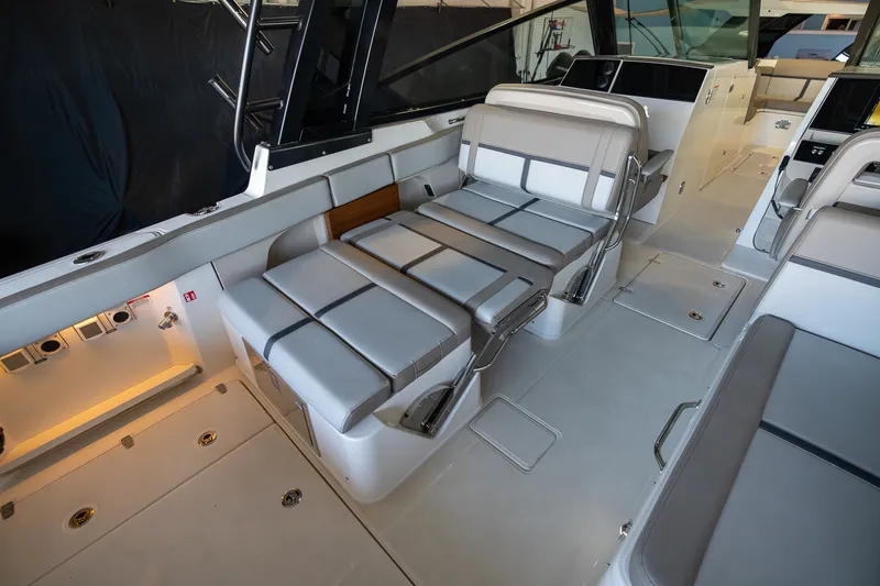Slide: The Image of Boston Whaler 330 Vantage 2026 - 54