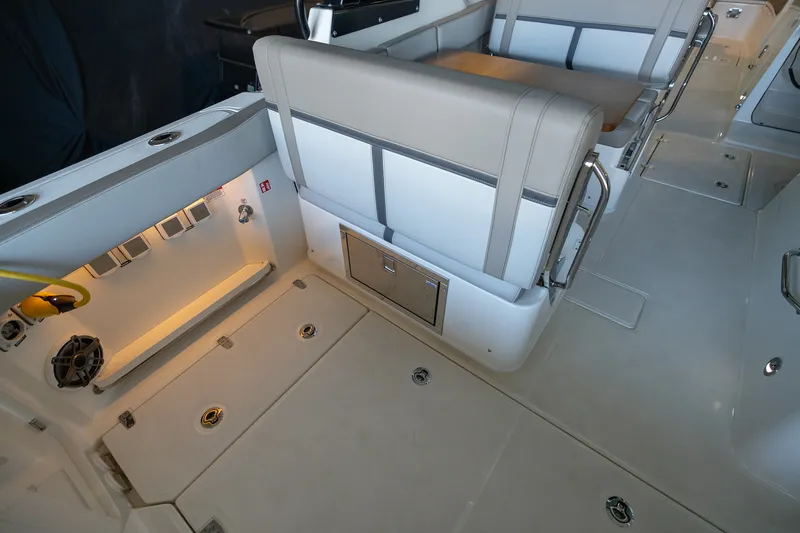 Slide: The Image of Boston Whaler 330 Vantage 2026 - 55