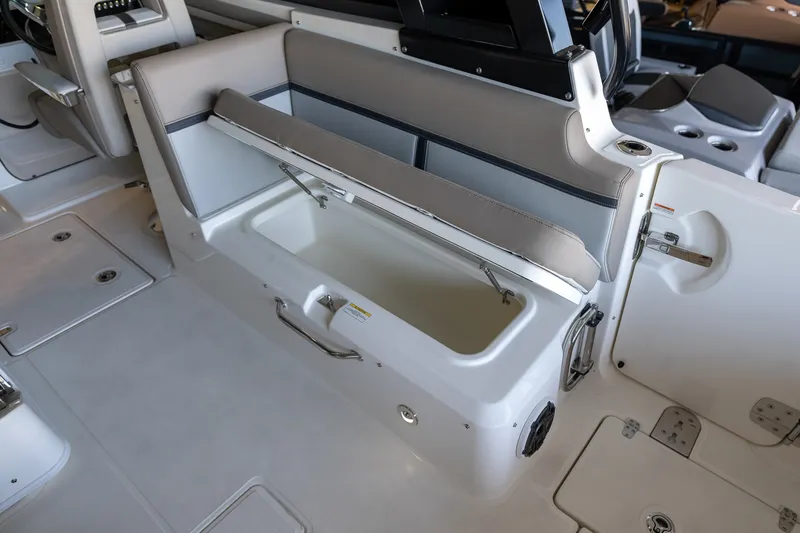 Slide: The Image of Boston Whaler 330 Vantage 2026 - 58