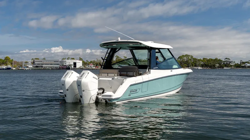 Slide: The Image of Boston Whaler 330 Vantage 2026 - 6