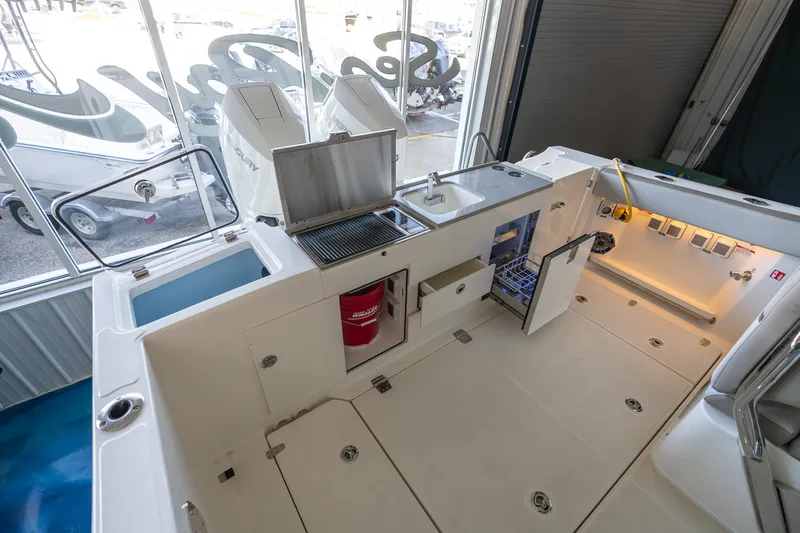 Slide: The Image of Boston Whaler 330 Vantage 2026 - 60