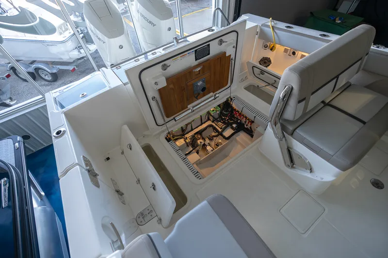 Slide: The Image of Boston Whaler 330 Vantage 2026 - 61