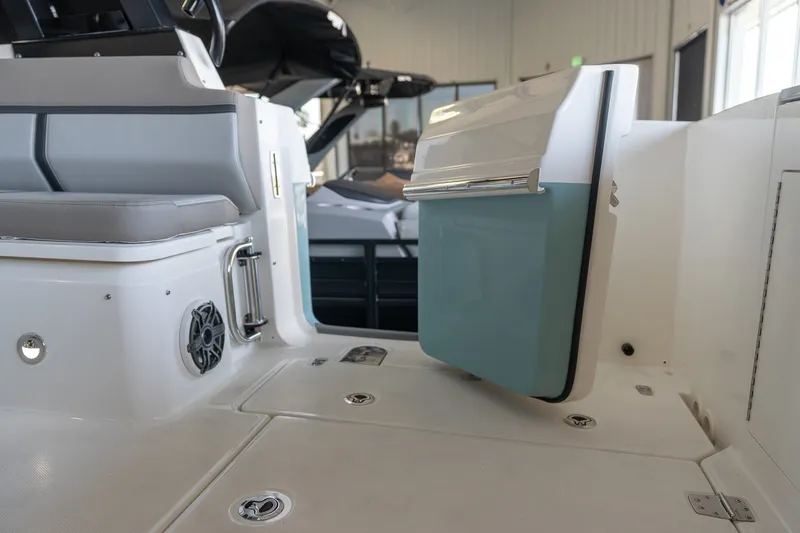 Slide: The Image of Boston Whaler 330 Vantage 2026 - 62