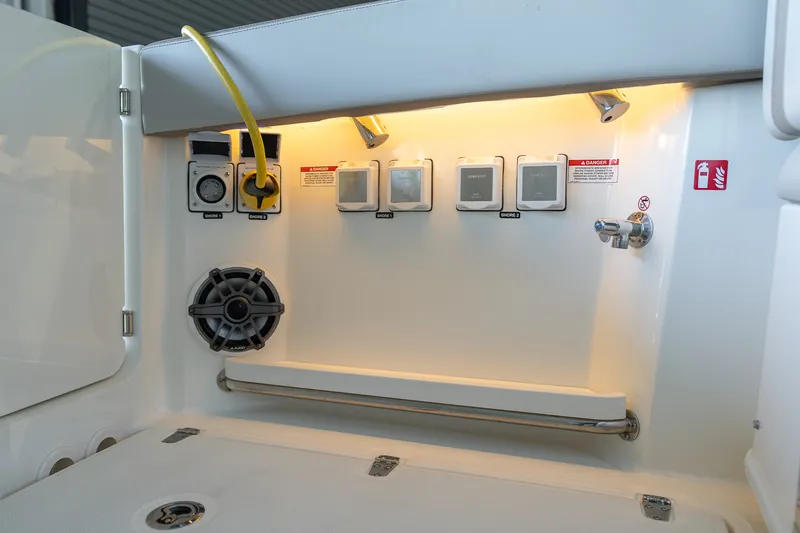 Slide: The Image of Boston Whaler 330 Vantage 2026 - 63