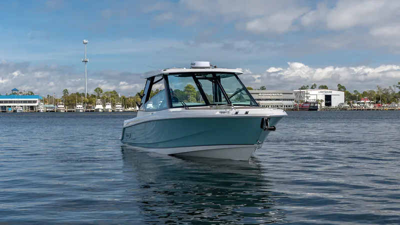 Slide: The Image of Boston Whaler 330 Vantage 2026 - 7