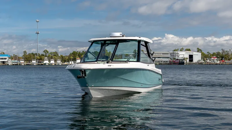 Slide: The Image of Boston Whaler 330 Vantage 2026 - 9