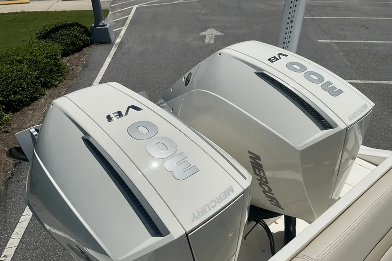 Slide: The Image of Boston Whaler 28 DAUNTLESS 2024 - 10