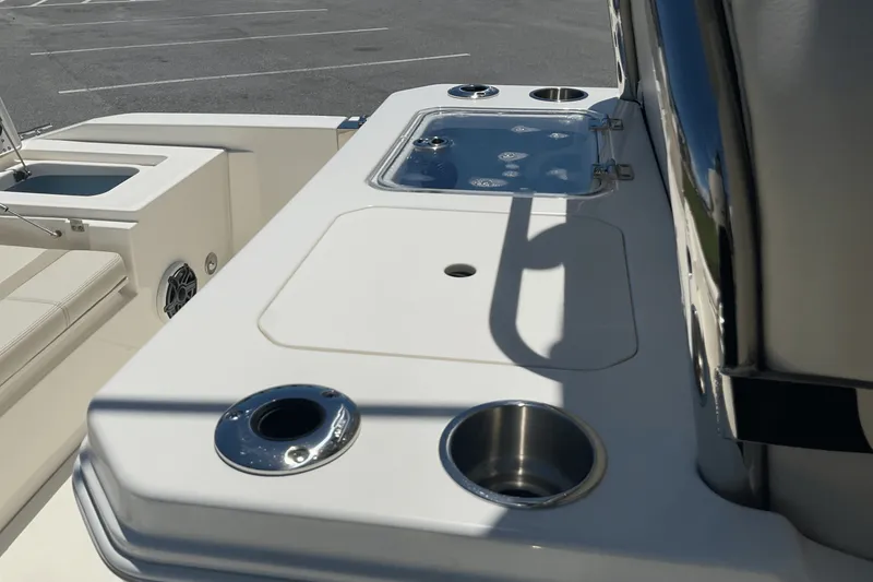 Slide: The Image of Boston Whaler 28 DAUNTLESS 2024 - 12