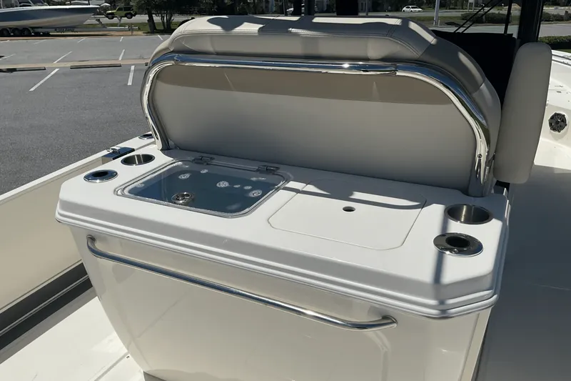 Slide: The Image of Boston Whaler 28 DAUNTLESS 2024 - 13