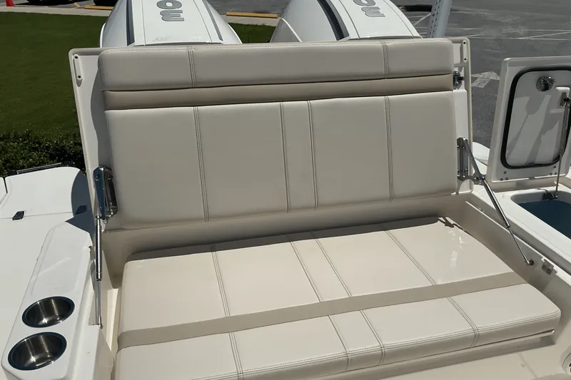 Slide: The Image of Boston Whaler 28 DAUNTLESS 2024 - 14