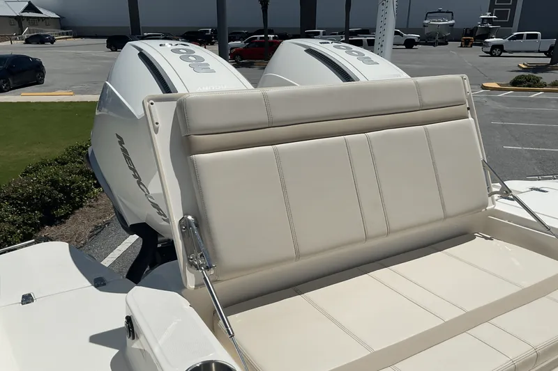 Slide: The Image of Boston Whaler 28 DAUNTLESS 2024 - 15