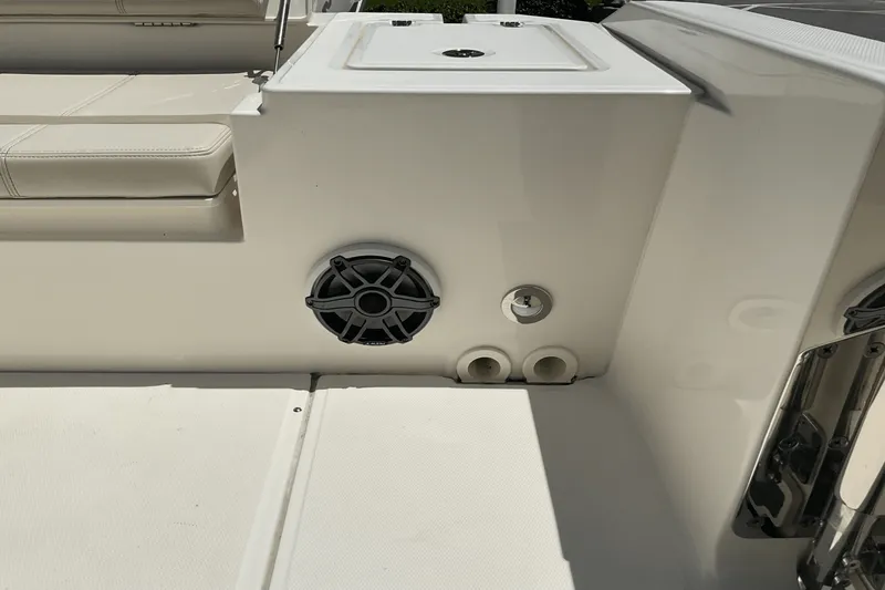 Slide: The Image of Boston Whaler 28 DAUNTLESS 2024 - 16