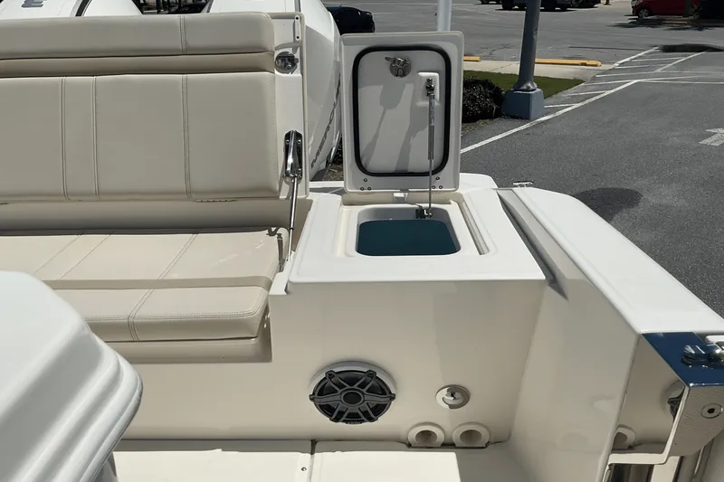 Slide: The Image of Boston Whaler 28 DAUNTLESS 2024 - 17