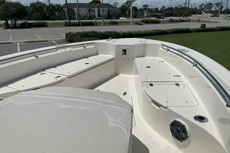 Slide: The Image of Boston Whaler 28 DAUNTLESS 2024 - 19