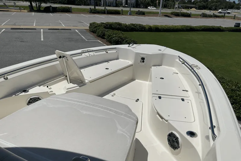 Slide: The Image of Boston Whaler 28 DAUNTLESS 2024 - 20