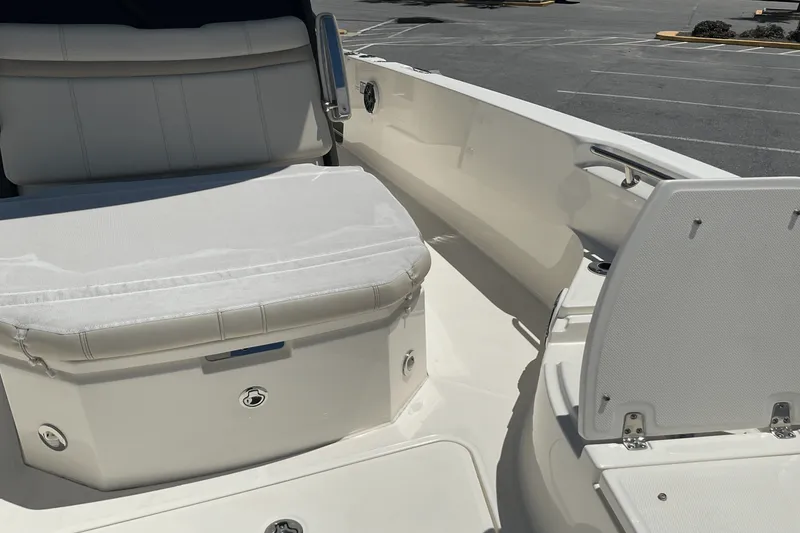 Slide: The Image of Boston Whaler 28 DAUNTLESS 2024 - 23