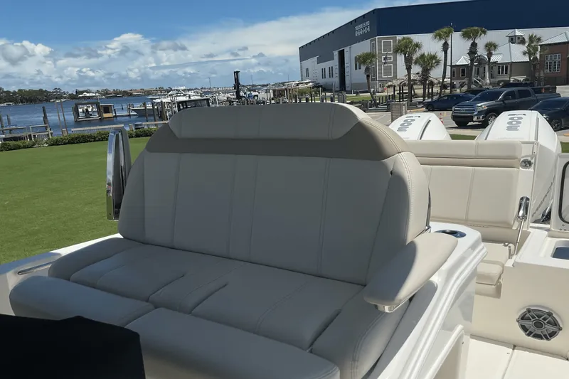 Slide: The Image of Boston Whaler 28 DAUNTLESS 2024 - 24